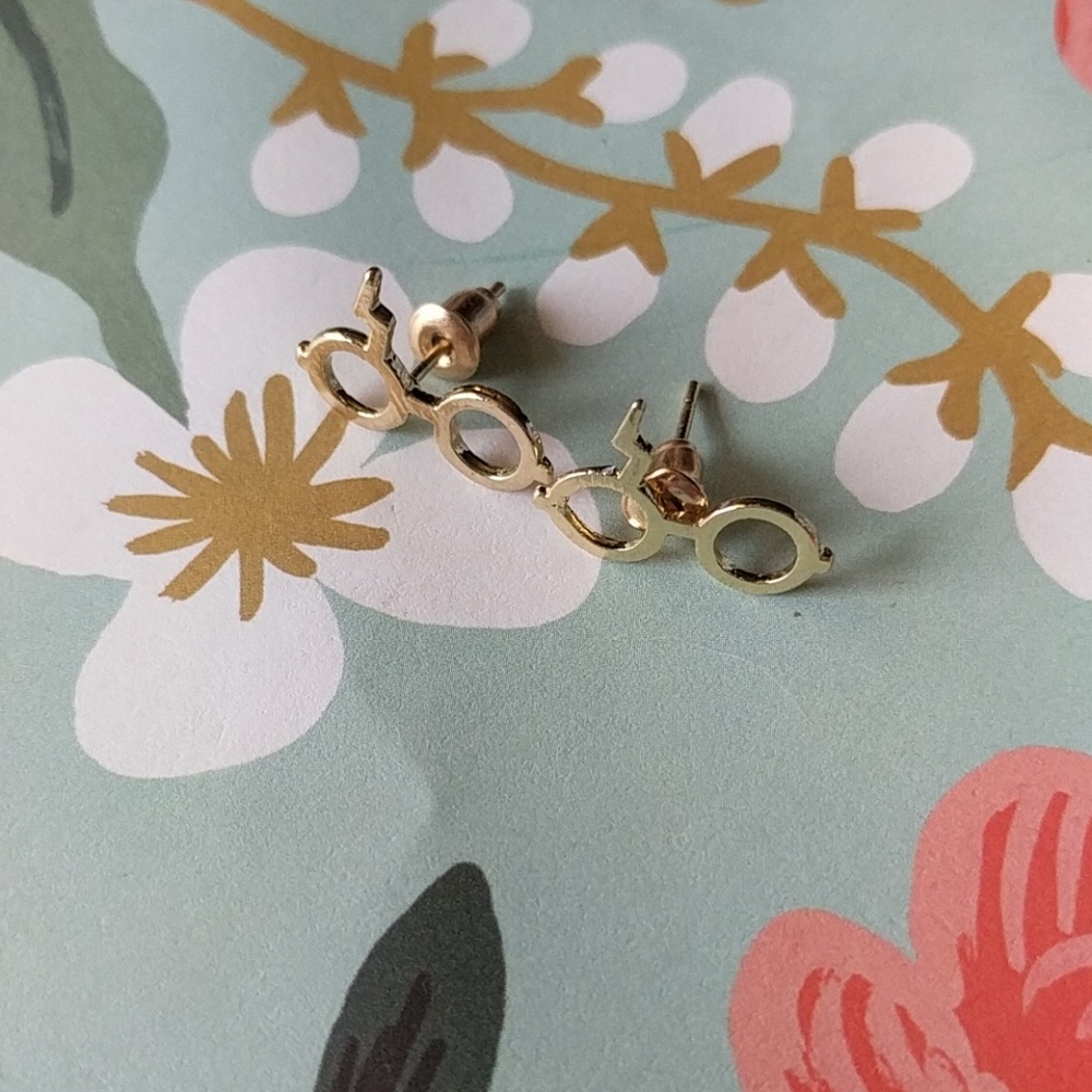 LAST ONE  gold harry potter dainty stud earring - Picture 4 of 4